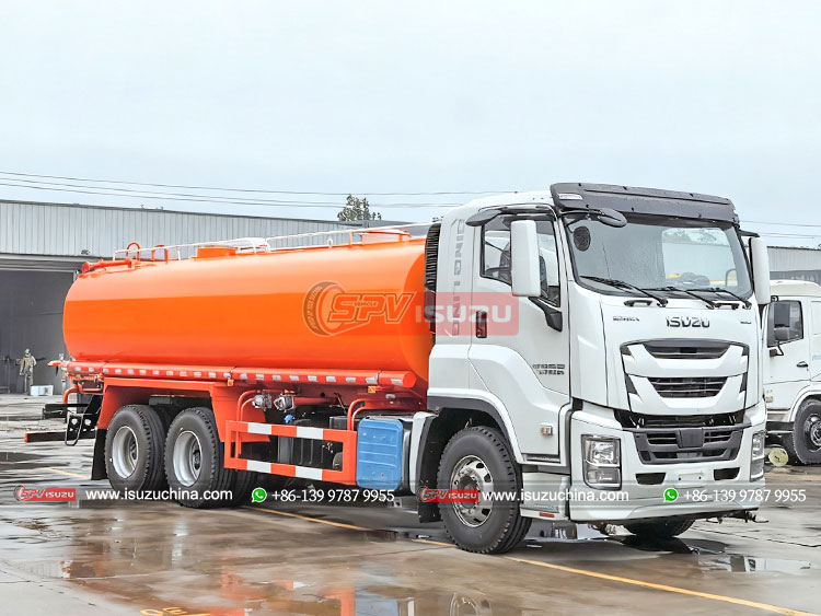 ISUZU GIGA Heavy-duty Watering Truck - Front Right Side